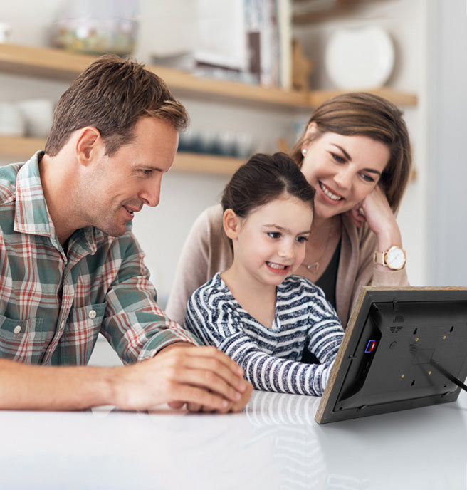 Family looking at an Aluratek Distressed Wood Digital Photo Frame