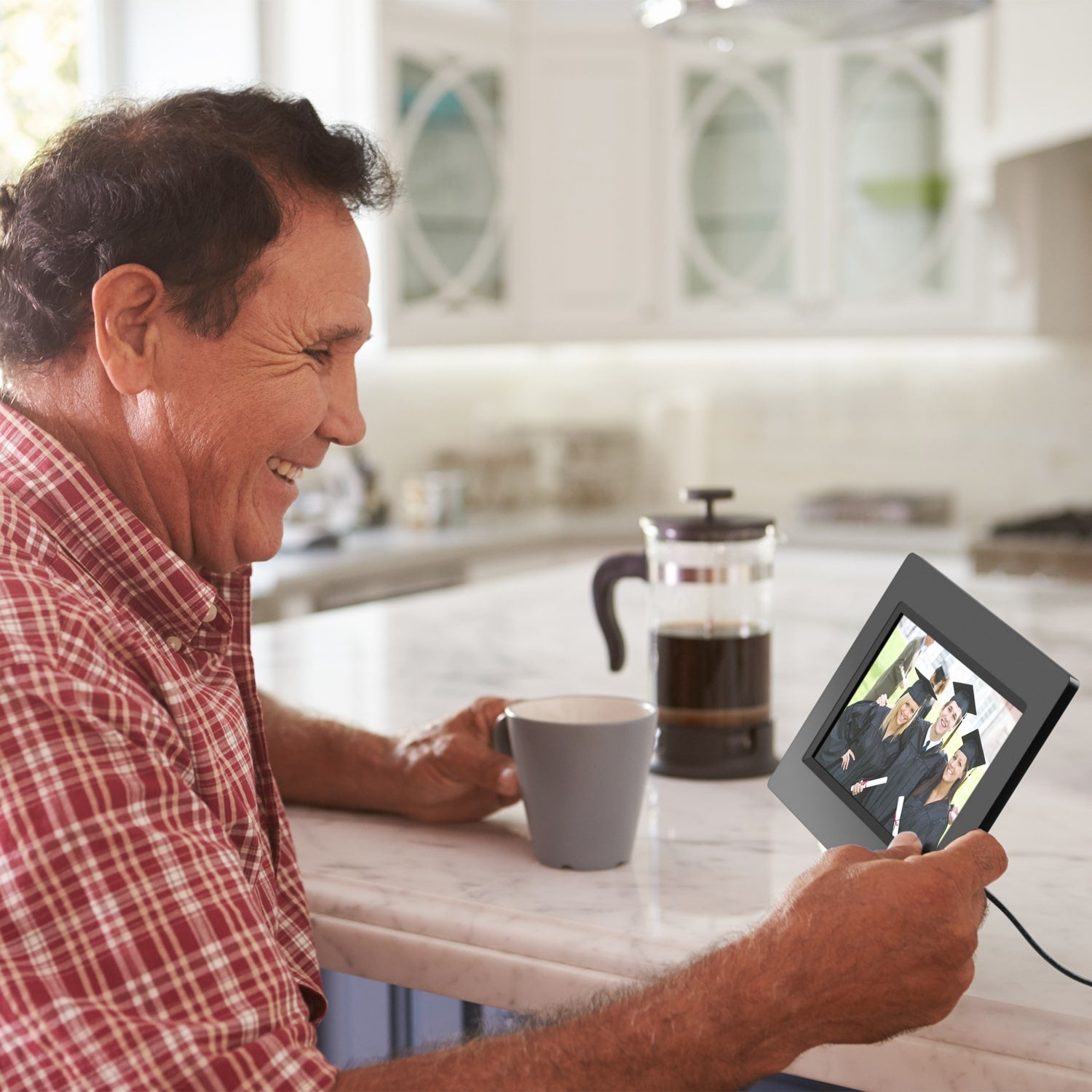 Aluratek 7inch Digital Photo Frame with Automatic Slideshow lifestyle Scale