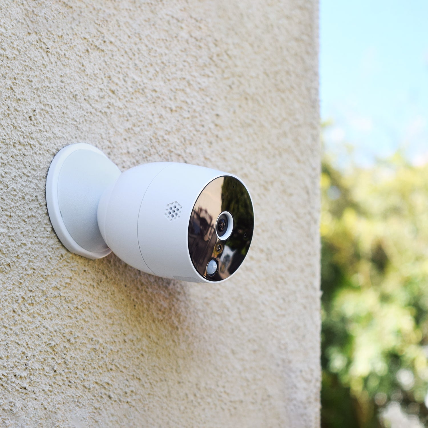 Aluratek Eco 4life SmartHome WiFi Outdoor Security Camera Lifestyle Patio mount