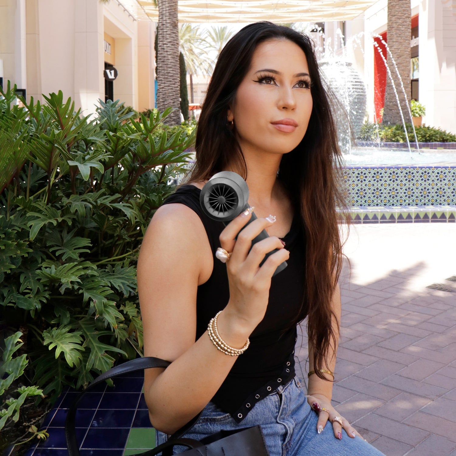 Aluratek Vortex Go Handheld Rechargeable Fan lifestyle speed