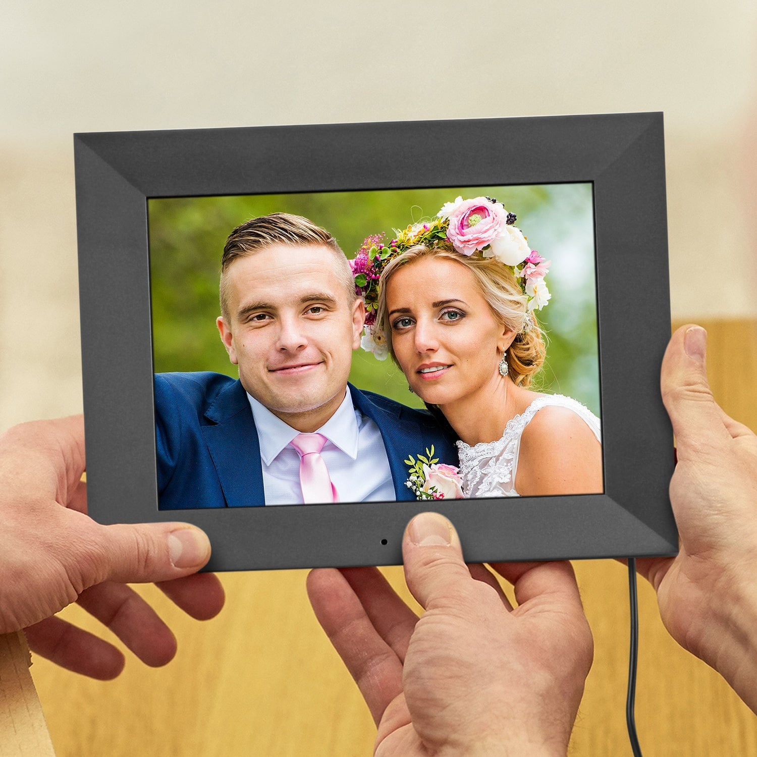 aluratek 9 digital photo frame motion sensor auto-rotation 16gb front angle lifestyle