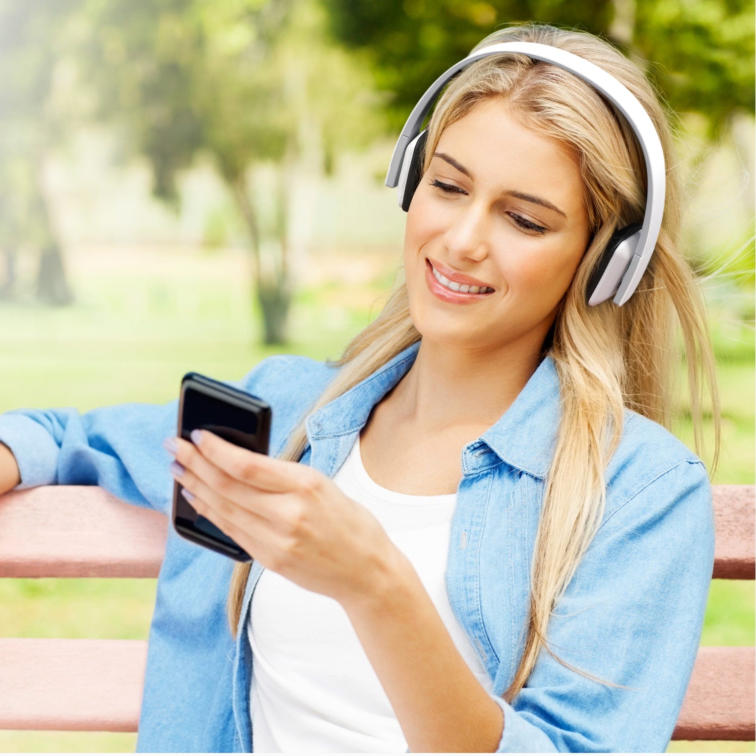 aluratek Headphone bluetooth wireless stereo white viewer Lifestyle