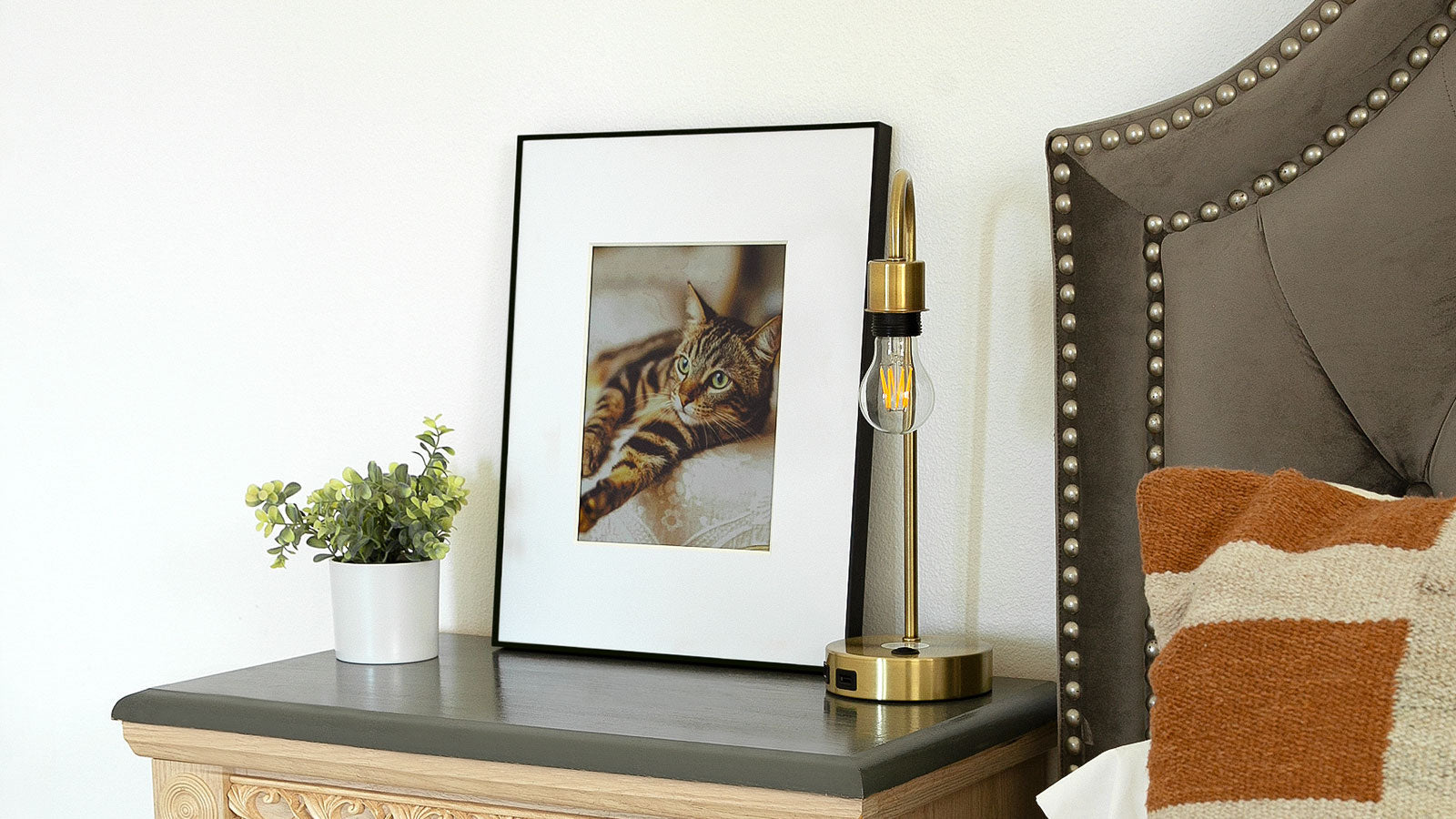 The world's first digital photo frame that you don't have to plug into
