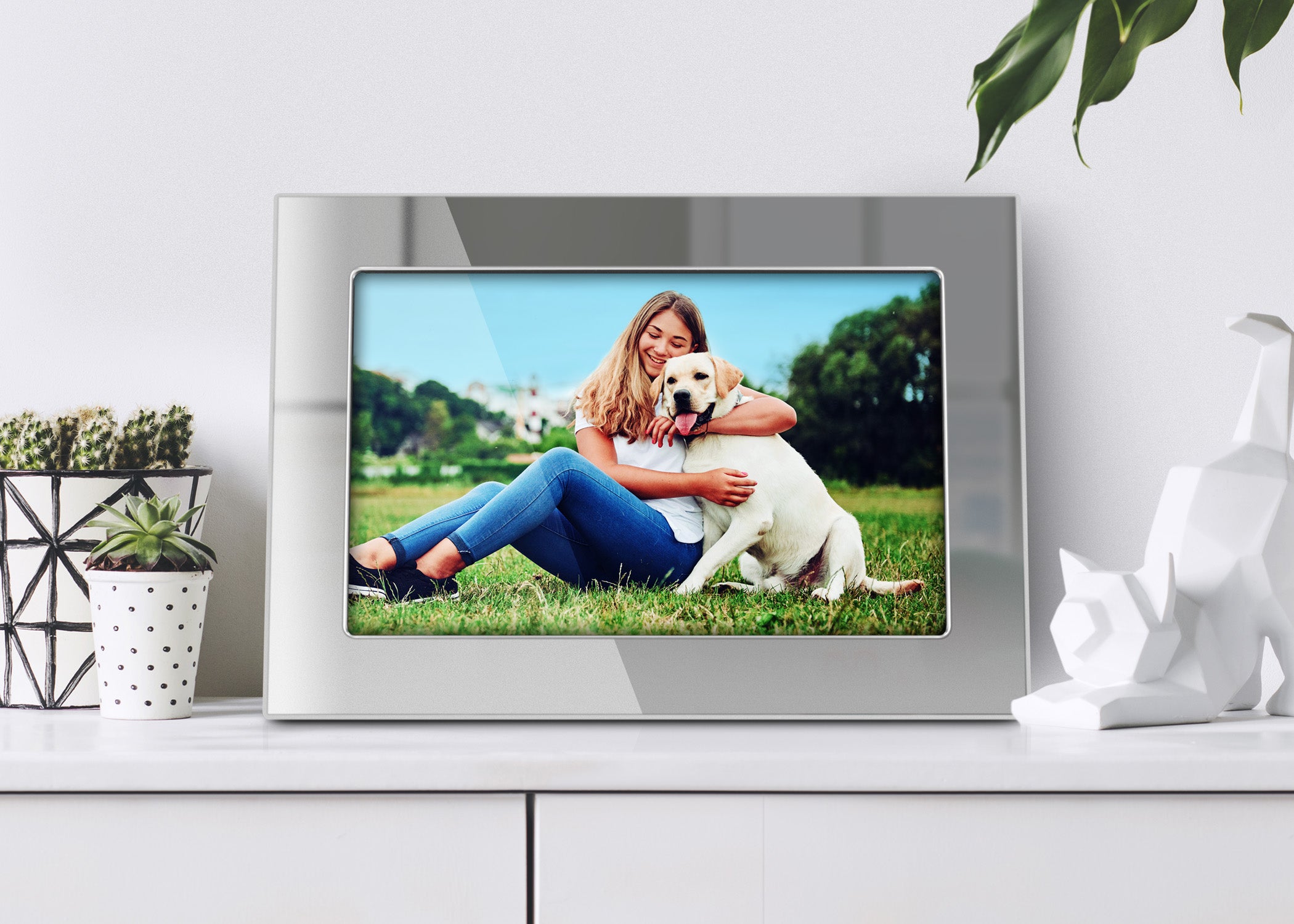 Silver WiFi Digital Photo Frame with Touchscreen IPS LCD Display and 1