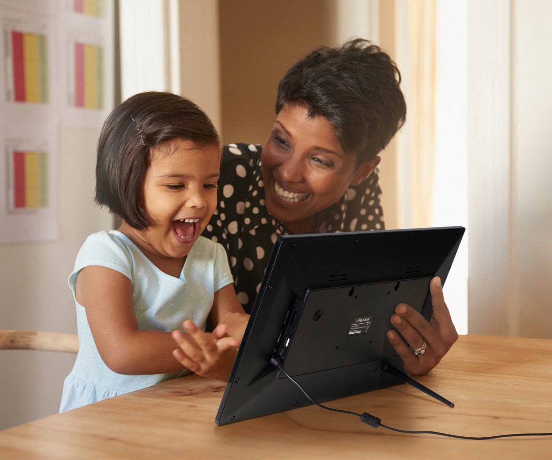 WiFi Digital Photo Frame with Touchscreen IPS LCD Display and 16GB Bui