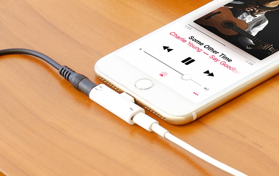 Aluratek Lightning Adapter for iPhone iPad Plug-n-Play desk