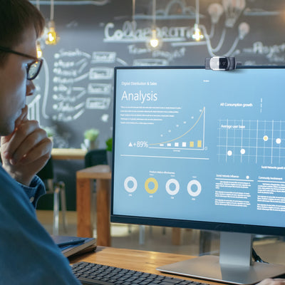 Aluratek Ultra 2K HD Webcam Auto-Focus Dual-Stereo Noise-Cancelling Mics lifestyle desktop