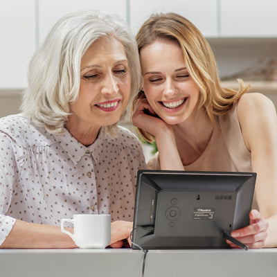 aluratek 10 digital photo frame 4gb lifestyle