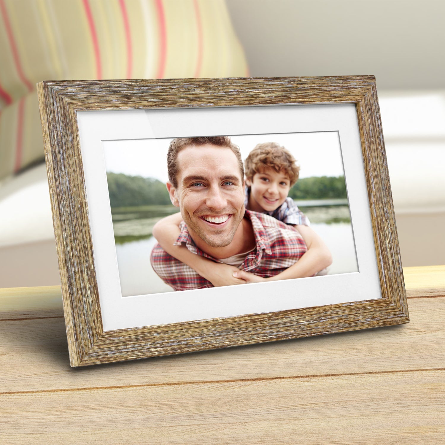 aluratek 10 digital photo frame distressed wood automatic slideshow lifestyle