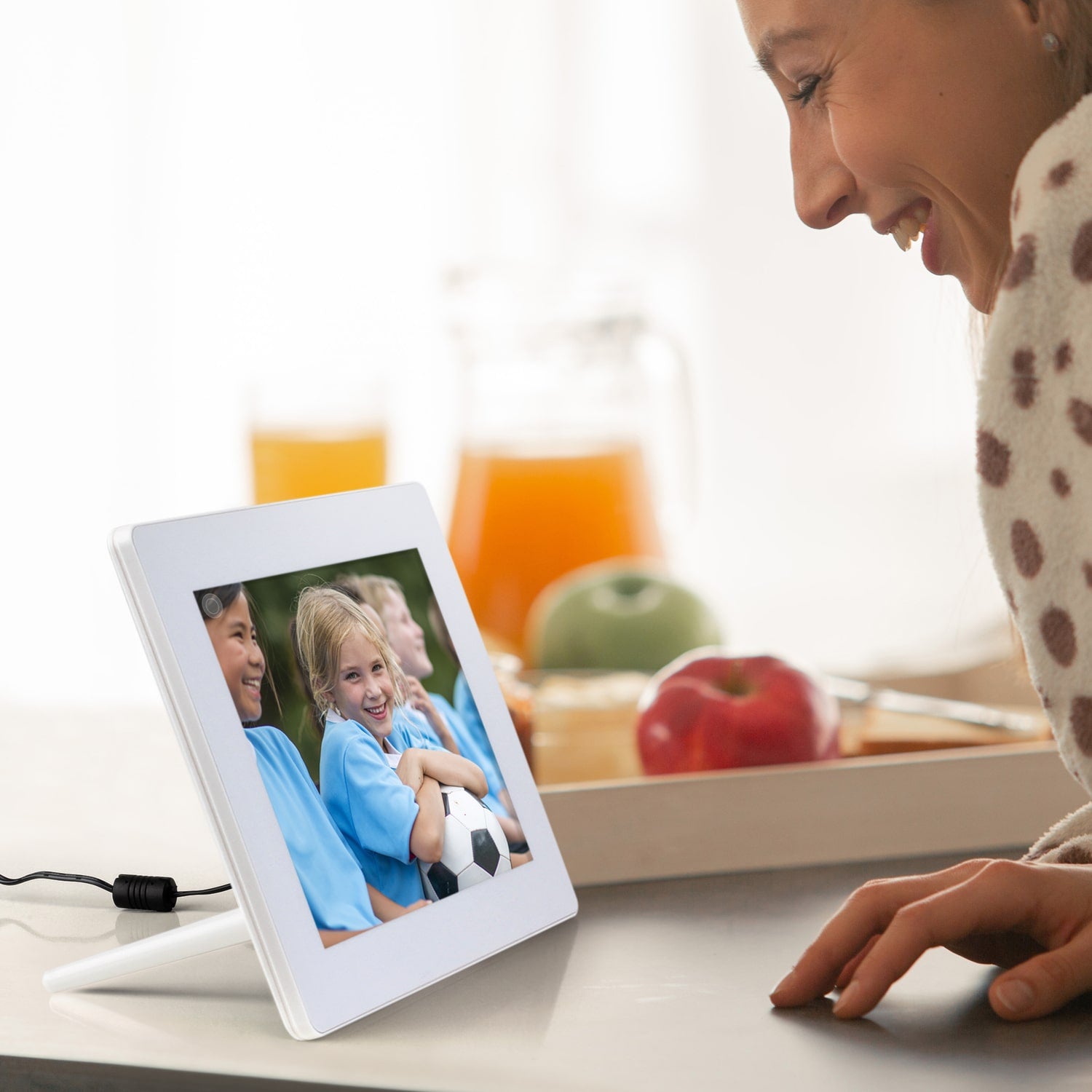 8" WiFi Digital Photo Frame with Touchscreen IPS LCD Display and 16GB Built-in Memory, White