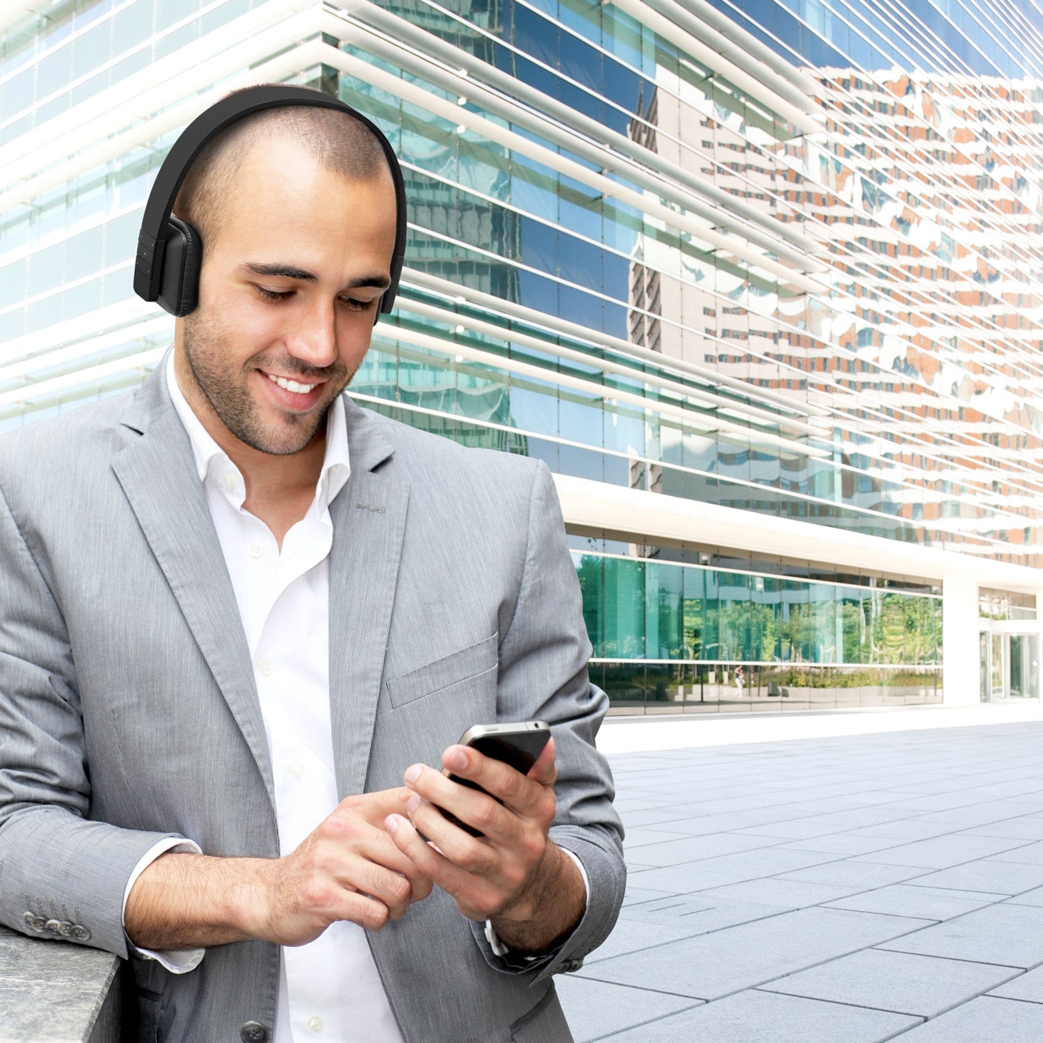 aluratek Headphone bluetooth wireless stereo viewer Lifestyle man city